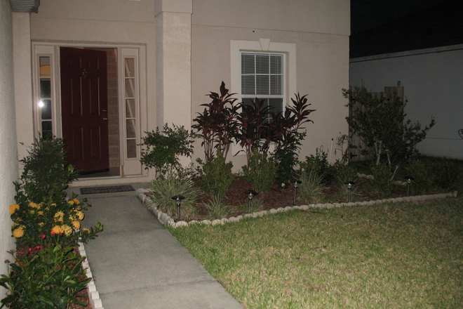 Front of house - 5/ 2 1/2 house, 8 min drive to UCF, Willamette Circle