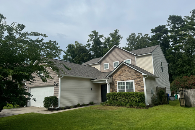 Exterior of the Home and Front Yard - Fully Furnished 4 Bedroom House in Family Friendly Neighborhood