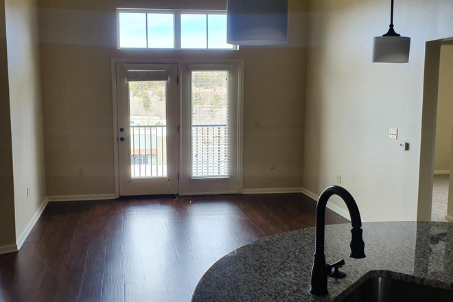 Lounge area leading to open plan kitchen - En Suite, large bedroom with stunning views of San Francisco Peaks, close to NAU