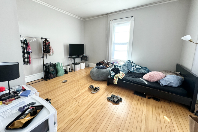 Room - Room Rental |  28 Sumner Street Condo