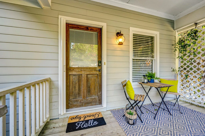 Front porch - 3 min walk to Estes Park Apt bus stop, close to campus, downtown Carrboro & Carolina North Forest