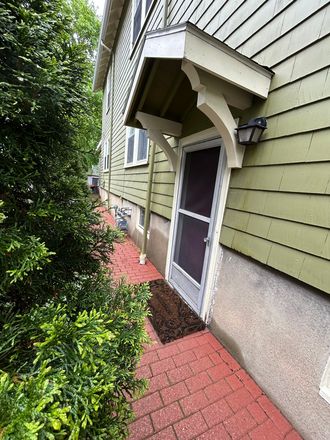 Separate entrance to the garden level unit - Cambridge-Huron village,Harvard university