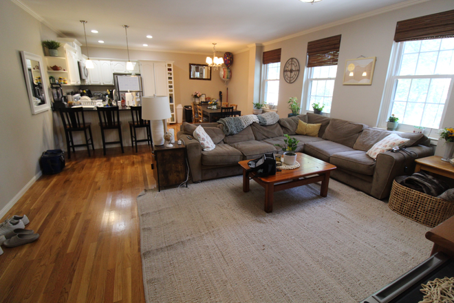 1 - Well maintained condo near the T - Sept 1