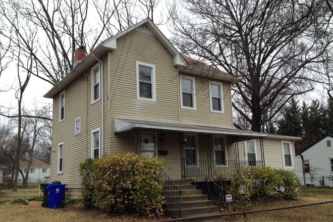 Front/street view - Rooms in a Nearby Rental House for UMD students