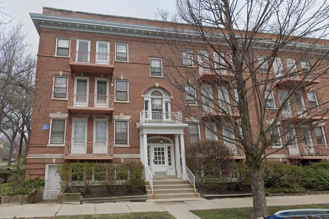 Outside Street View - 3 bedroom 2 bathroom apartment right next to the middle of Northwestern campus!