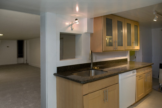 Kitchen with new stove - Large 2 bedroom garden apt just a block from USF & Kaiser
