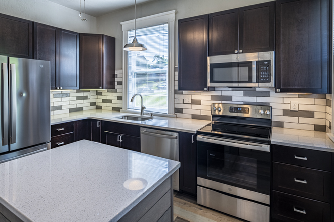 Stainless Steel Kitchen - 1916 Clarion. Luxury Housing Available JUNE 2026. Complete Remodel in 2020. 3rd Fl Bonus Room. House