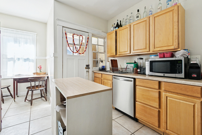 Kitchen - Great Second Floor Two Bedroom on Maple Street Near Everything Apartments