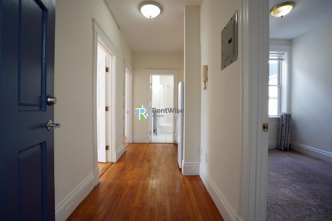1 - JULY 2026-Awesome Brighton 2 bed Split. H/HW inc! Easy MBTA, No Fee! Apartments