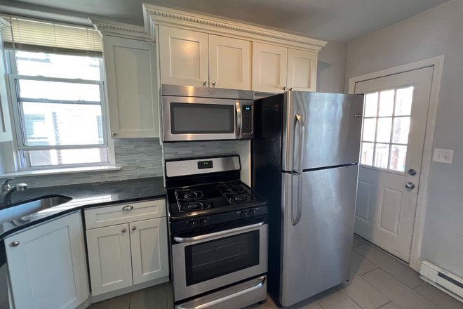 1 - Gorgeous Renovated 3 bed, easy MBTA, Pet Friendly, Deck! Apartments