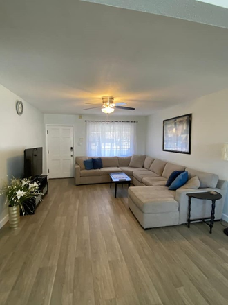 Front door and family room - House 4 B 2 BA 4 Blks to Anschutz  Utilities & Lawn Included