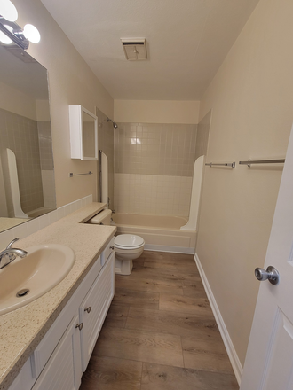 Full Bath - University Court Apartments