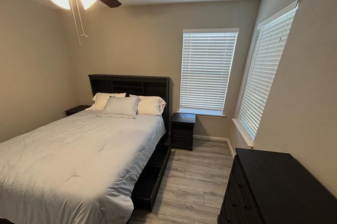 Bedroom - Furnished Room in Spacious Townhome Ideal for Graduate Students