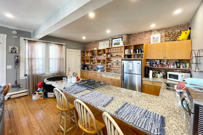 18 Sunset St - No Fee - Beautiful 4 Beds / 1 Bath on Sunset St - Sept 1 Apartments