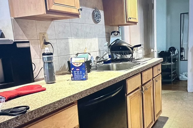 . - Sunny and bright three-bedroom property in desirable Somerville Apartments