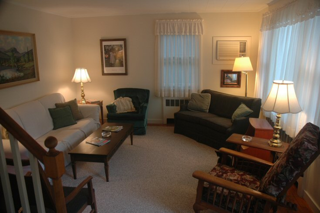 Living Room - House rental 10 miles from campis