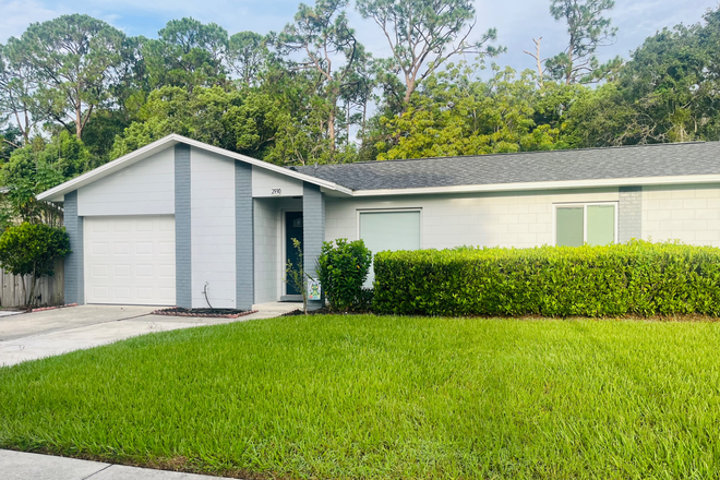 Front house view with sidewalk - Updated Home near UCF campus, 6 mins drive