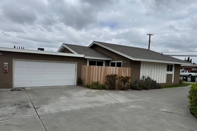 Front elevation - House: 3 Bedroom, 2 Bath within bicycle distance to Chapman U.