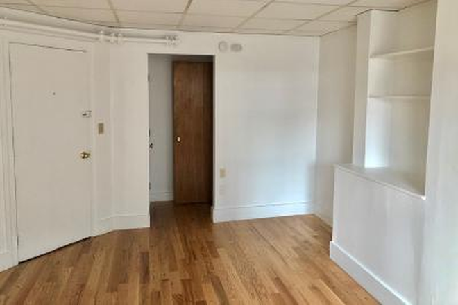 Living Space - Sun-Filled Beacon Street Studio – 9/1 Move-In! Apartments