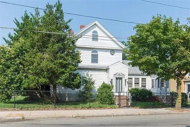 223 Main St - $820 Private Room near Tufts (6 min walk) - NO Broker fee - Newly Renovated Apartments