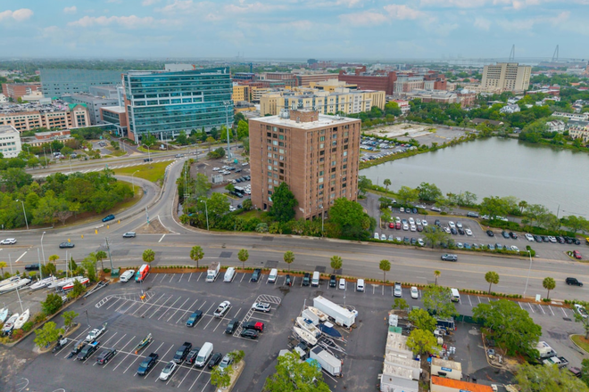 Exterior of building (across the street from MUSC) - Roommate wanted - minutes walk to MUSC!