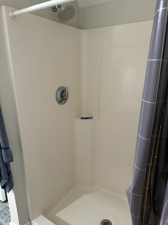 Private Shower - Single Room with Private Bathroom for Summer 1/2 Sublet Townhome