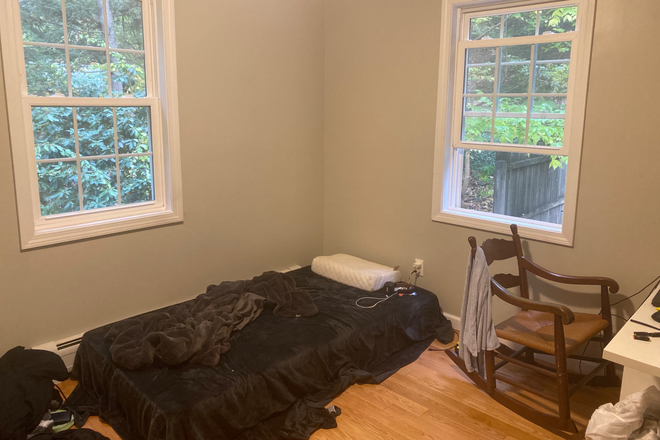 bedroom - 137 logtown rd 3min walk to bus stop 15min bus to campus can sublet from Jan-June House