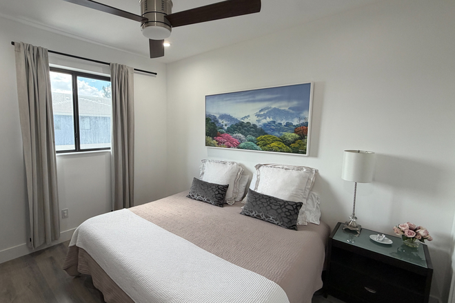 Bedroom - Modern King Room in Peaceful Townhome • Near NSU & FLL Airport