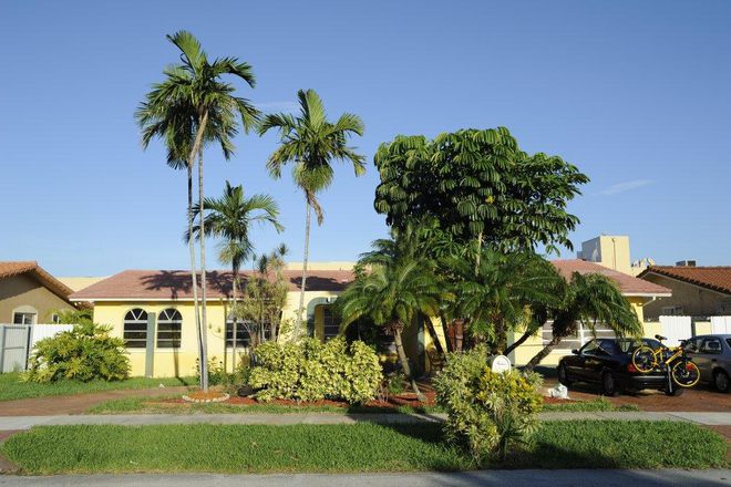 Front View of the House - Walk to FIU MMC (5 mins) - Furnished room in  large  House (All FIU Students)