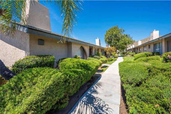 Courtyard - 2 bed/ 2 bath CONDO for UCR Students only