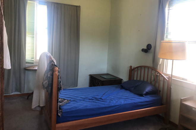bed (single bed) - Room with Kitchen Privileges on bus line to campus