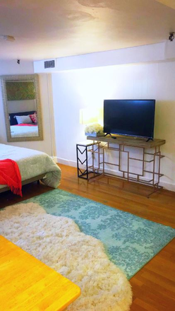 living space - Spacious Studio / 1 bath w/ Heat&Hot Water Included!! Avail. 9/1/24!! Apartments