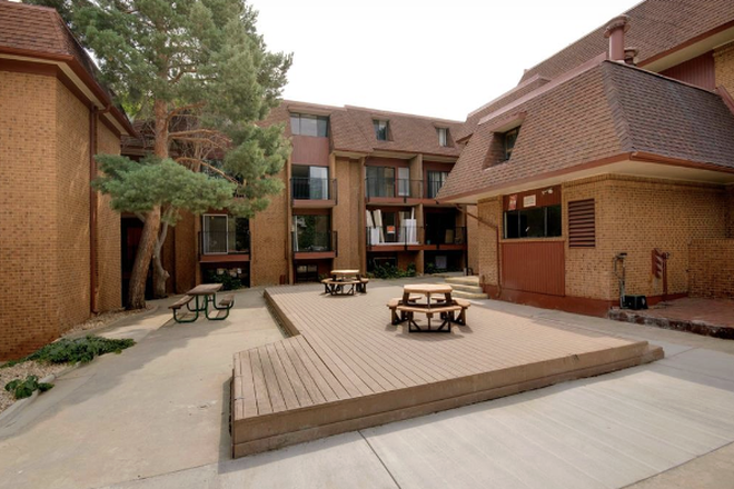 Outside center view - Apartment on the Hill (next to Chipotle) Spring and/or Summer sublease