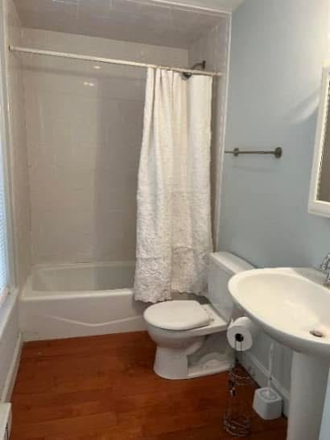 Floor 2 bathroom - Cottage Street- walk to campus and train! Duplex