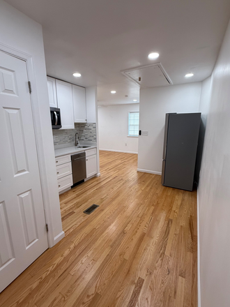 Studio Entrance - 5 minutes drive to campus -  just renovated beautiful studio Apartments