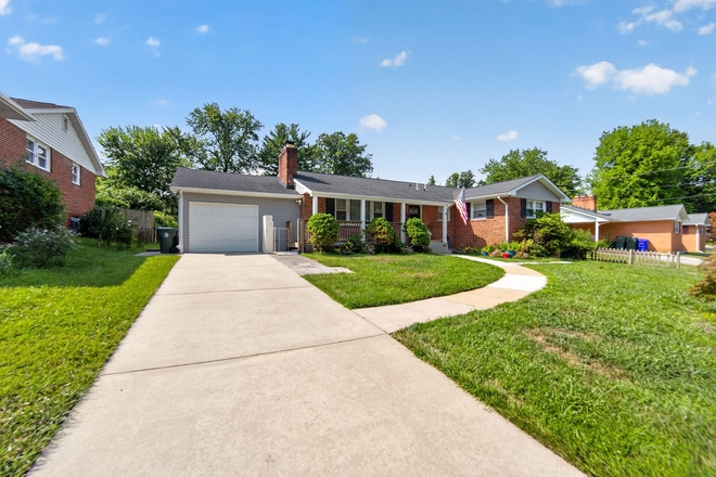 Front of the house from the street - Furnished Rooms Under 1 Mi to UMD - 1,500 Sq Ft Renovated - All Utilities & WiFi House