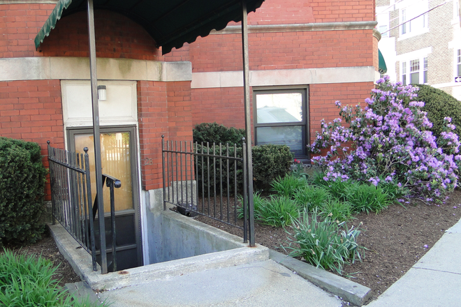 Front Entrence - "Private Bedroom" Brighton/Brookline - Step to B, C & D Green line