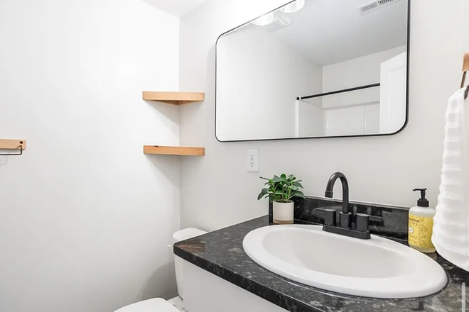 shared bath - Bedroom for rent in student house 7 minute walk from VCU