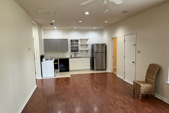 Kitchen with family room - Cottage close to campus/Lakes Apartments