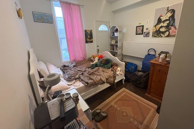 Bedroom - 1 bedroom with Laundry and Backyard near Kensington Market, UofT, and Chinatown. Utilities Included