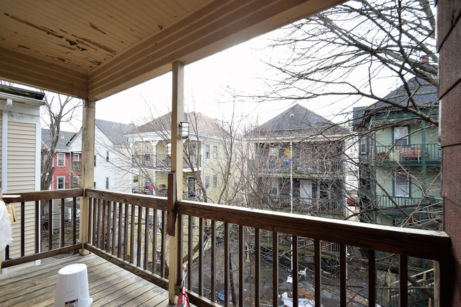 ... - SPACIOUS MISSION HILL 5 BED WITH PORCH Triplex