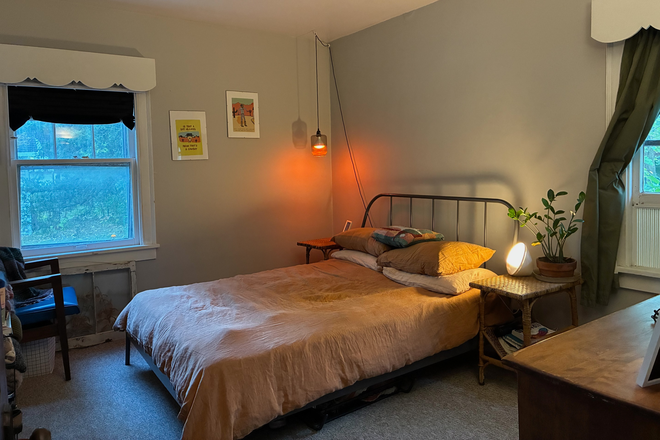 Bedroom - Cute Home--less than 5 minute drive to campus