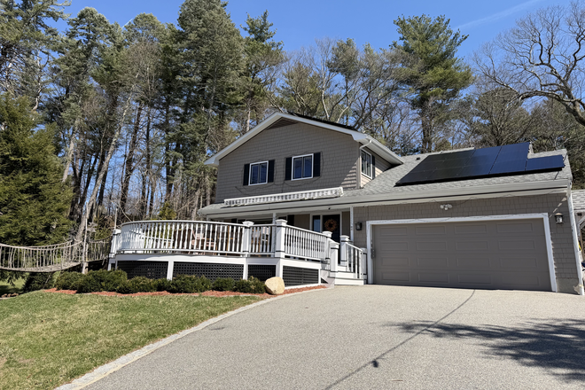 Front of the house - Spacious 3BR home 20 min from Cambridge