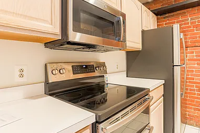 Call NOW for showings! 617-236-8550 - WASHINGTON ST - *NO FEE* LRG BROWNSTONE 3BR/1BA AVAIL *9/1/2026* W/ LNDRY IN BLDNG, DW IN SOUTH END