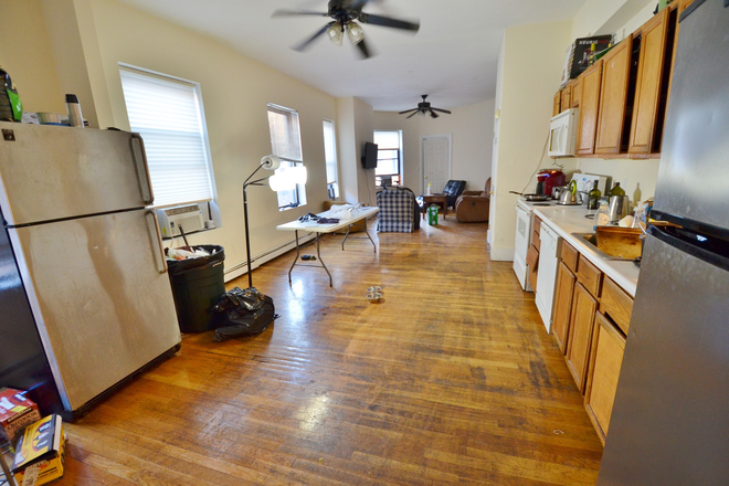 Kitchen - DUPLEX 5 bedroom -- Close to Berklee!!!