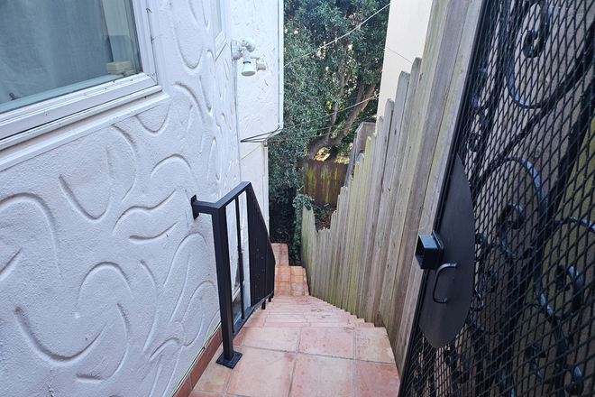 Stairway to Paradise - Cozy Private Room for Rent (with Bathroom) – 5 min Walk to Muni, Easy Parking, Great for Students Apartments