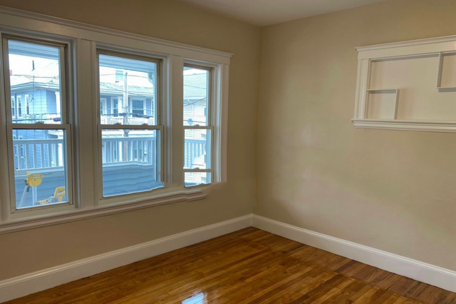 - - 5 BEDROOM APARTMENT FOR JUNE 2027