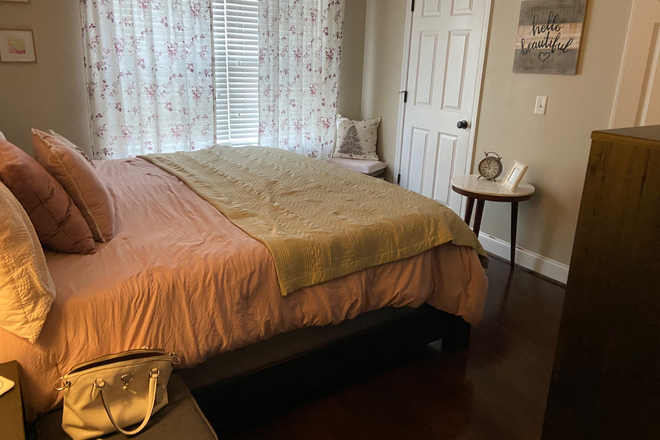 Master bedroom - Remington Forest- 5 minutes to beach and 15 minutes to MUSC House