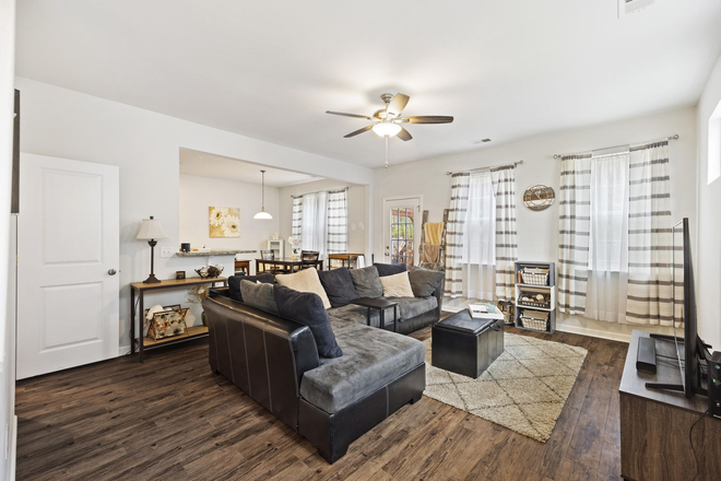 Living room - Wentworth Hall, Summerville, close to I26 House
