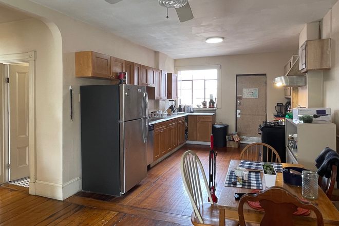 . - HUGE 4 BED/1BATH AVAILABLE 9/1/25 Apartments